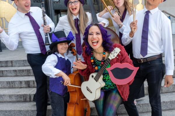 Lucy Kalantari junto a su grupo The Jazz Cats, en el que participa su hijo Darius.

