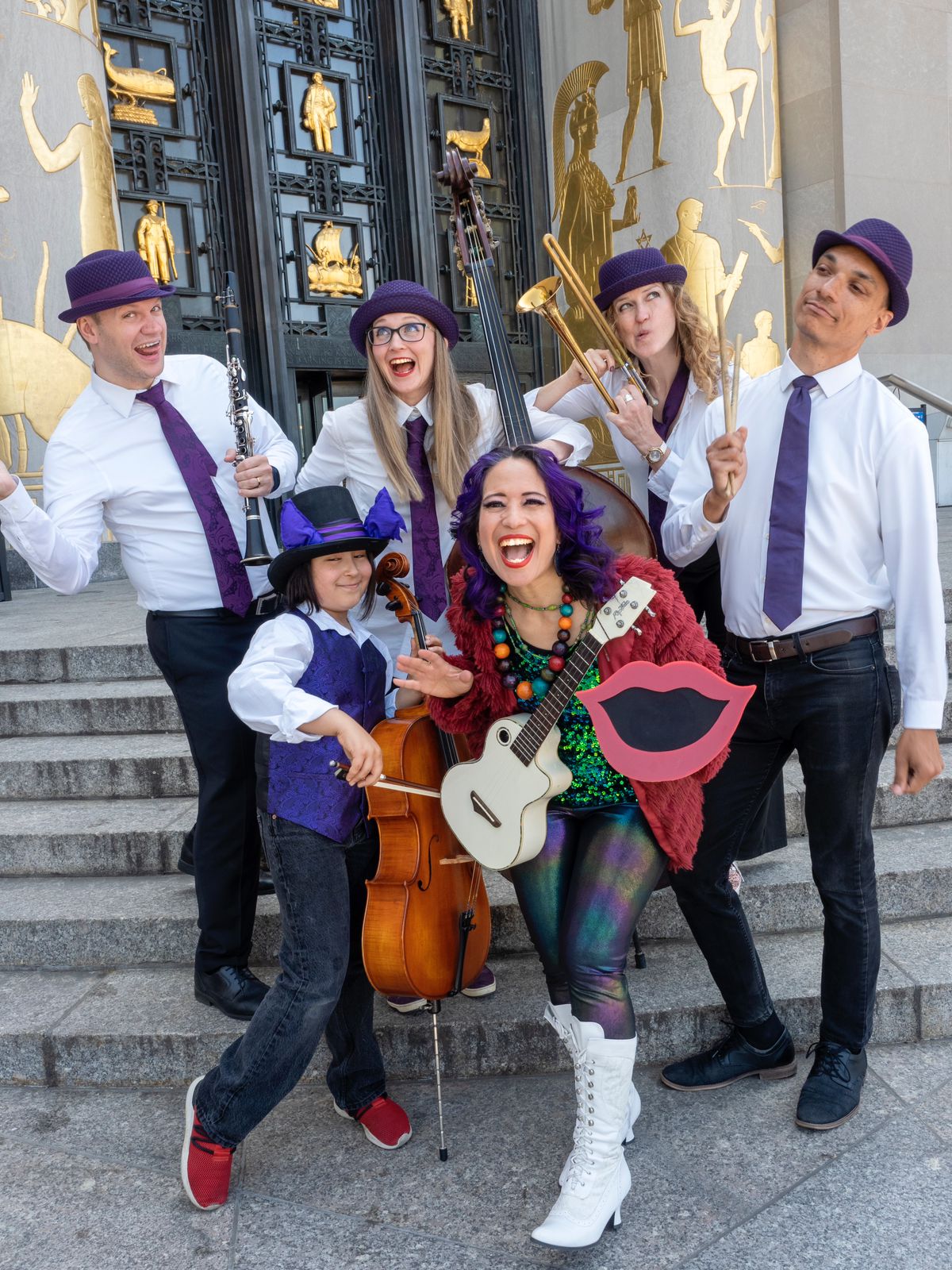 Lucy Kalantari junto a su grupo The Jazz Cats, en el que participa su hijo Darius.