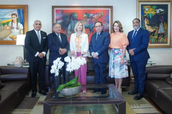 Héctor Valdez Albizu recibe a María Valldecabres de la Fábrica Nacional de Moneda y Timbre de España (foto, fuente externa)