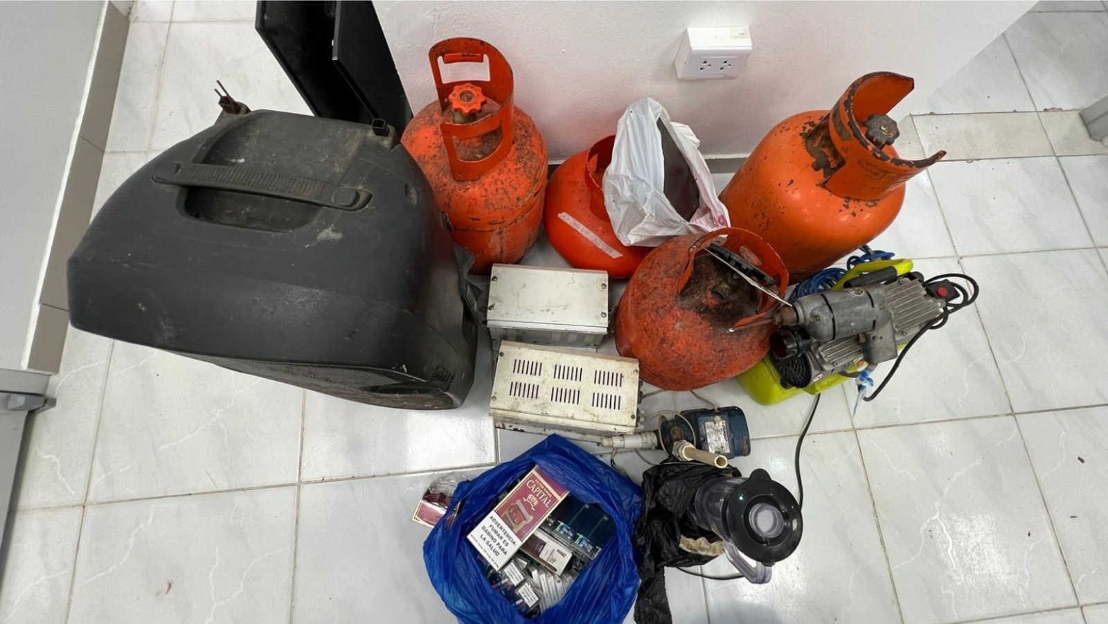 Policía Nacional y Ministerio Público confiscan arma de fuego ilegal, y otros objetos mediante allanamientos en SFM (foto, fuente externa)