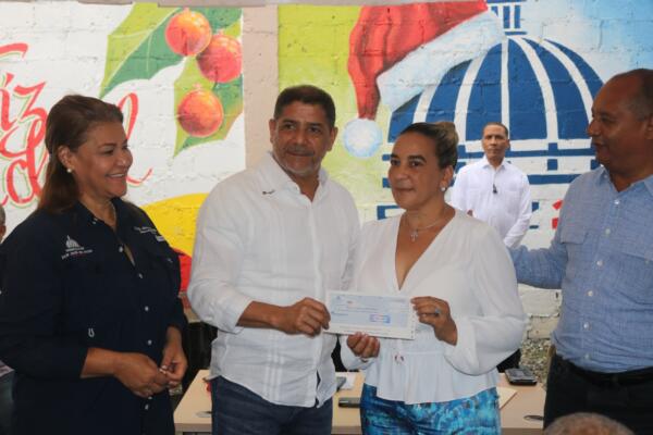 Ministro de Agricultura, Limber Cruz haciendo entrega a agricultores. 