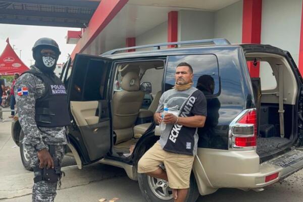 Dejan libre a hombre utilizado como rehén en robo del Banco Banreservas (foto, fuente externa)