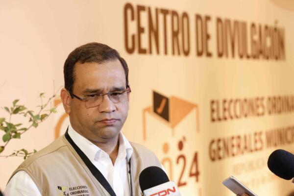 Director de elecciones de la JCE informa sobre proceso de revisión de votos.