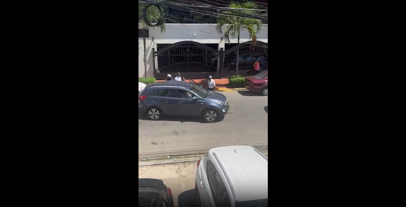 El calor los pone violentos: pelea en plena vía en Naco