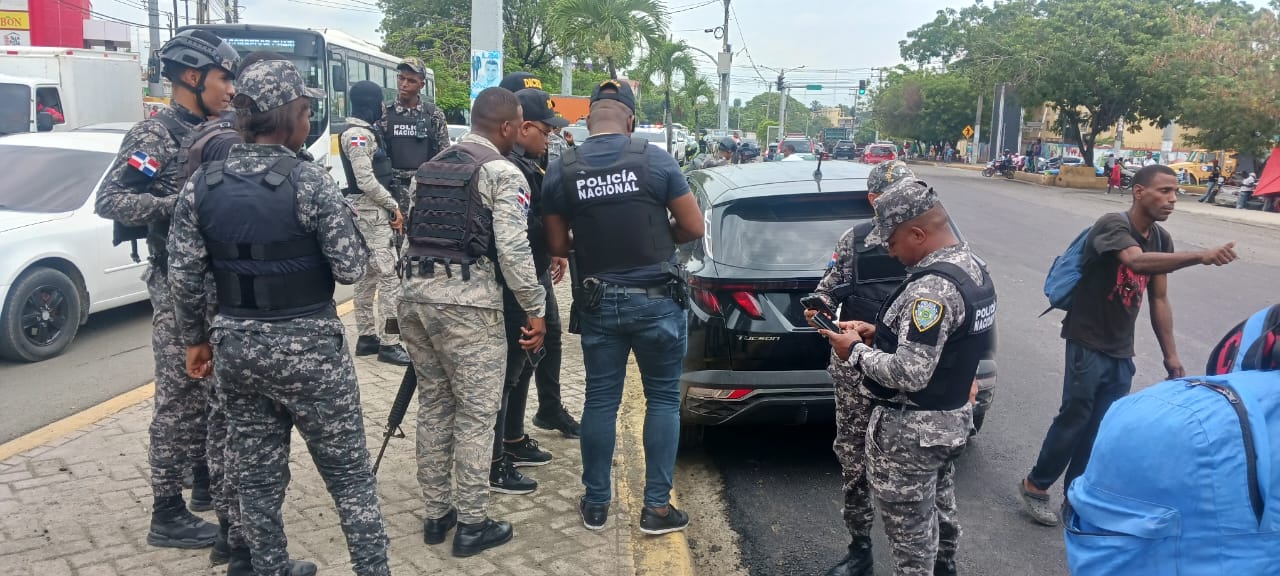 Vallas publicitarias por doquier, concentraciones masivas, caravanas kilométricas, anuncios en redes sociales, sillas, mesas, refrescos y un montón de herramientas propagandísticas fueron utilizadas en la pasada campaña electoral. Sin embargo, a juzgar por los informes entregados a la Junta Central Electoral (JCE), esas logísticas fueron obtenidas a bajo costo por varios candidatos electos del Partido Revolucionario Moderno (PRM). Y es que, en sus rendiciones de cuentas ante el órgano electoral, las sumas inverosímiles que entregaron algunos dirigentes políticos evidenciaron su falta de transparencia o sinceridad con los números respecto a la ley sobre el gasto en campaña. Por ejemplo, de acuerdo a una publicación en el Listín Diario, el alcalde de Santo Domingo Este (SDE), Dío Astacio, reportó que solo recibió la cantidad de RD$86,370.00 por parte del PRM. Esta cifra desdice la realidad de los costos propagandísticos más elementales, pues solo una valla publicitaria oscila entre RD$65,000 y RD$150,000 mensuales. En el caso de Betty Gerónimo, alcaldesa por Santo Domingo Norte (SDN), sus gastos supuestamente solo ascendieron a RD$1,680,700.00 en la campaña electoral.