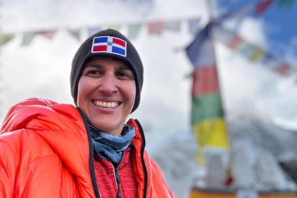Thais Herrera planta la bandera dominicana en el Everest (fuente externa)