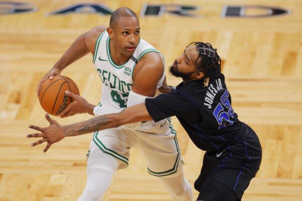 El jugador de los Boston Celtics Al Horford (i) yel delantero de los Dallas Mavericks Derrick Jones Jr. (d). EFE/EPA/CJ GUNTHER SHUTTERSTOCK FUERA