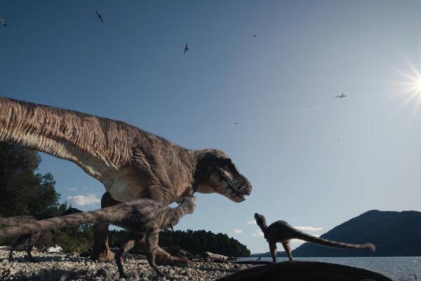 Fotografía cedida por Giant Screen Films donde aparece una madre Tiranousario Rex y sus crías junto a un lago, especies que protagonizan el documental 'T.Rex' sobre el descubrimiento del fósil de un joven dinosaurio Tiranousario Rex (T-Rex), apodado cariñosamente Teen Rex (Adolescente Rex), que será estrenado el 21 de junio. EFE/Giant Screen Films