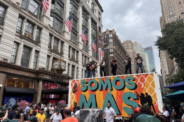 Fotografía cedida por la Red Nacional de Jornaleros (NDLON) donde aparecen decenas de inmigrantes jornaleros de varios estados mientras se manifiestan contra las medidas antiinmigantes promulgadas en Estados Unidos este jueves en Nueva York (EE.UU.). EFE/NDLON