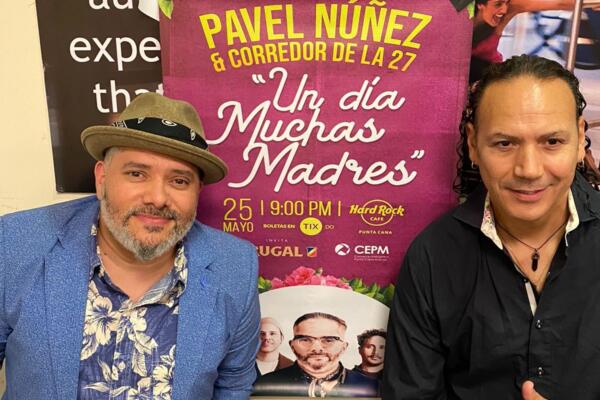 Pavel Núñez entrega memorabilia de Hard Rock Café Punta Cana. (foto, fuente externa)