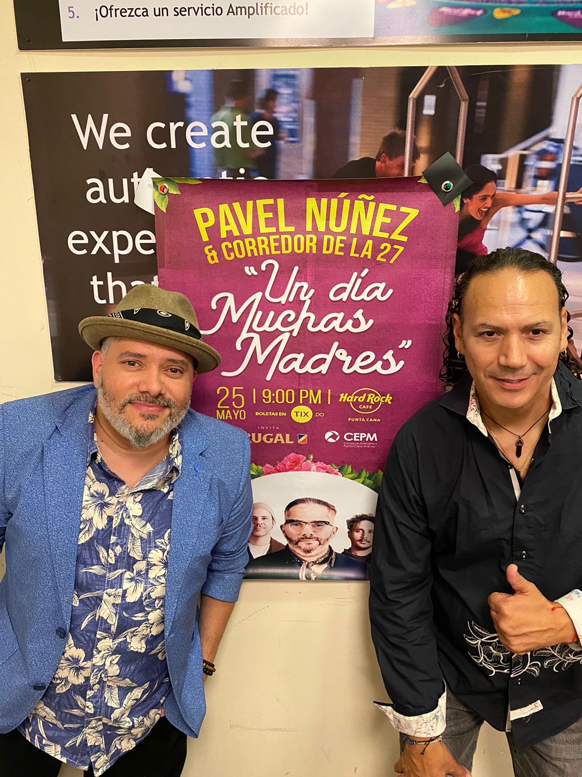 Pavel Núñez entrega memorabilia de Hard Rock Café Punta Cana. (foto, fuente externa)