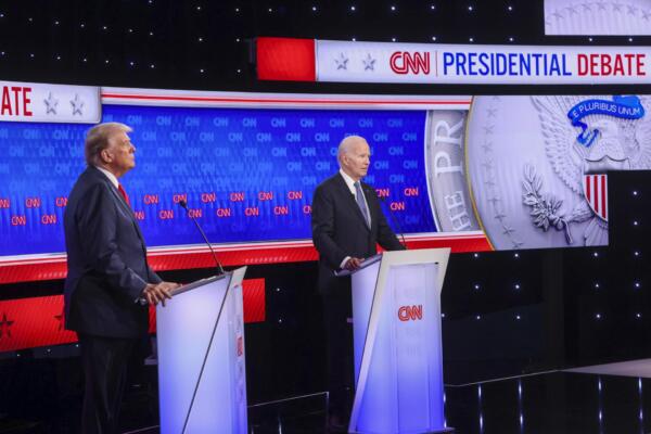 El presidente de EE.UU., Joe Biden (d) y el expresidente de EE.UU., Donald J. Trump (i) participan en el primer debate presidencial en Atlanta (EE.UU.). EFE/EPA/MICHAEL REYNOLDS