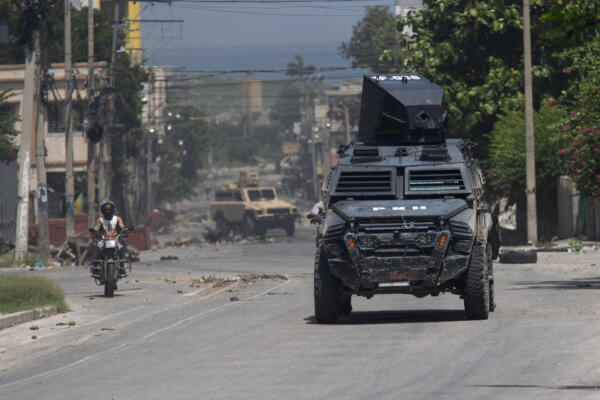 Un carro blindado de la Policía vigila una calle de Puerto Príncipe en una foto de archivo. EFE/ Orlando Barría