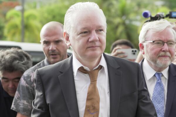 El fundador de WikiLeaks, Julian Assange, llega al Tribunal de Distrito de Estados Unidos para las Islas Marianas del Norte en la isla de Saipan en las Islas Marianas del Norte, una comunidad de Estados Unidos. EFE/EPA/Samantha Salamon