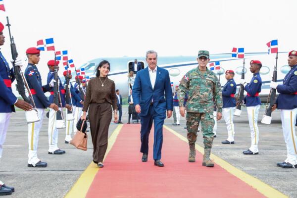 Presidente Abinader junto a su esposa Raquel Arbaje
Foto: fuente externa