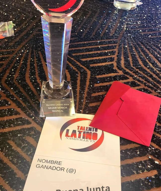 Alex Buena Junta triunfa en los Premios Talento Latino 2024