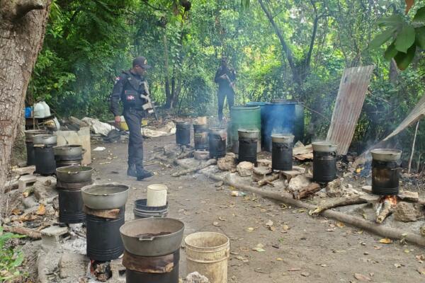 Allanamiento donde se encontraron varias bebidas adulteradas en Santo Domingo Este (foto: fuente externa)