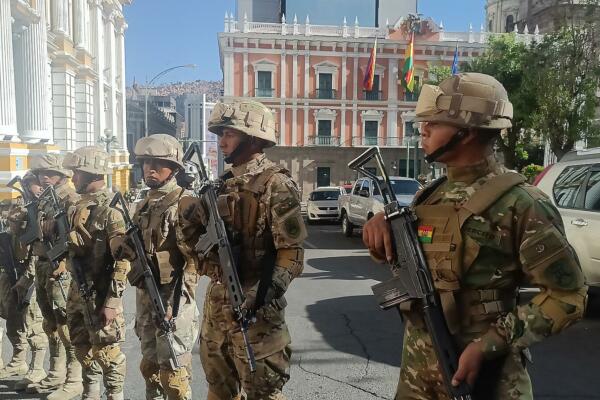 Militares hacen presencia con tanques frente a la sede del Gobierno de Bolivia, este 26 de junio de 2024 en La Paz (Bolivia). EFE/ Luis Gandarillas