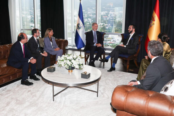 Bukele recibe al rey de España, Felipe VI, en vísperas de su investidura