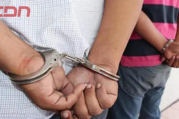 Robert Mesa y Manuel Medina, apresados por presunta agresión a sus padres. 