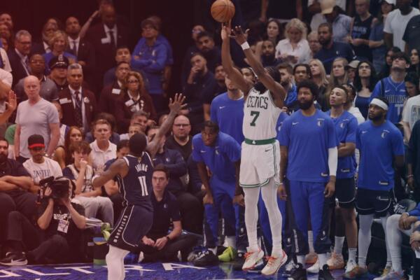 Boston se coloca a un partido de ganar la Final de la NBA al superar a Dallas en su casa (FOTO EFE)