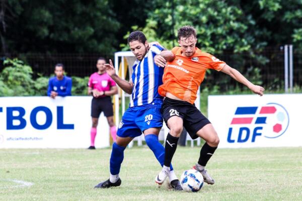 A pesar de tener un jugador menos desde el final de la primera parte, Cibao FC tuvo ocasiones, siendo la más clara la del maeño Yunior Peralta que evitó de forma magistral un gran Villalba.