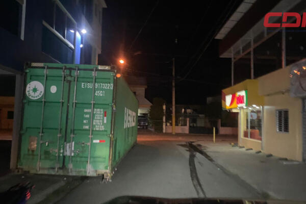 Residentes en sector de Jarabacoa  denuncian furgón obstruye calle y causa caos. Foto CDN Digital