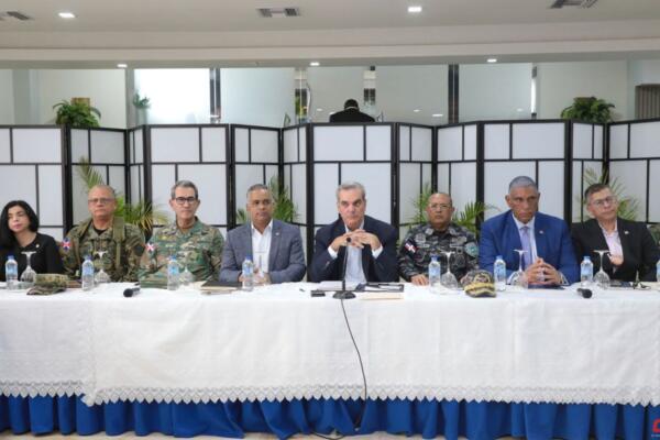 El presidente de la República, Luis Abinader, junto a otras figuras políticas durante la reunión de seguimiento al Plan de la Seguridad Ciudadana. Foto: Fuente externa