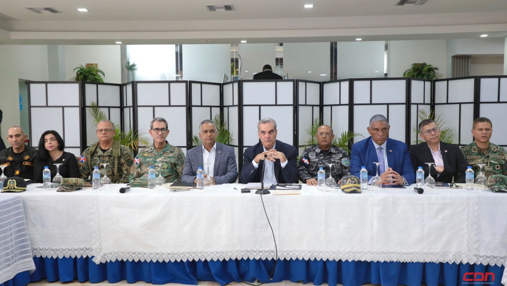 El presidente de la República, Luis Abinader, junto a otras figuras políticas durante la reunión de seguimiento al Plan de la Seguridad Ciudadana. Foto: Fuente externa