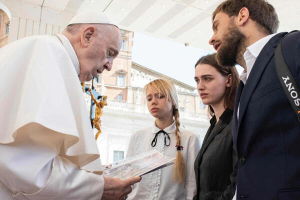 El papa Francisco durante el encuentro con las esposas de soldados ucranianos en el Vaticano. Foto: Fuente externa