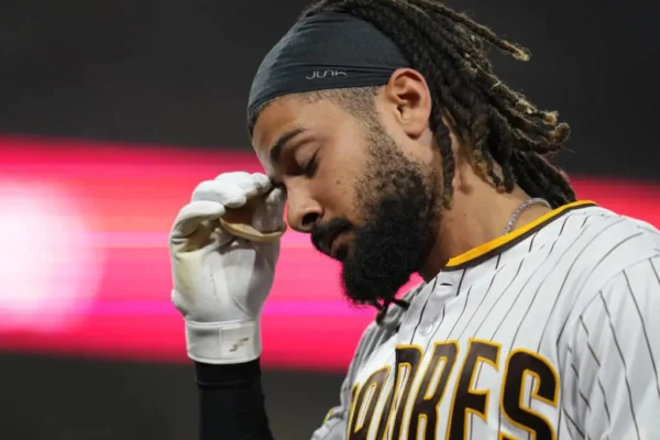 Fernando Tatis Jr. encabeza a los Padres con 14 jonrones y ganó un Guante de Oro y una Guante de Platino de la Liga Nacional el año pasado, en su primera campaña en el jardín derecho.