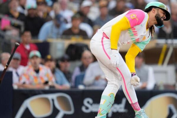 En otros movimientos, los Padres subieron al también guardabosque Bryce Johnson, al derecho Adam Mazur y al infielder dominicano Eguy Rosario. 