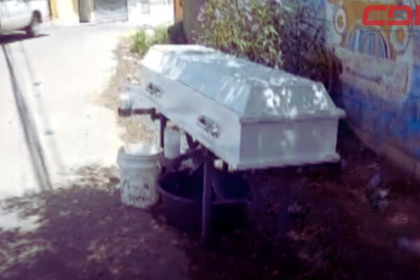 Según narraron moradores de la localidad, el cadáver del joven lleva dos días en la calle. Foto CDN Digital
