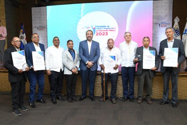 En la gala de premiación fueron galardonados 18 profesores de educación física,  representantes de las 18 regionales educativas del país, quienes recibieron  una medalla, un certificado, una laptop y un premio metálico.