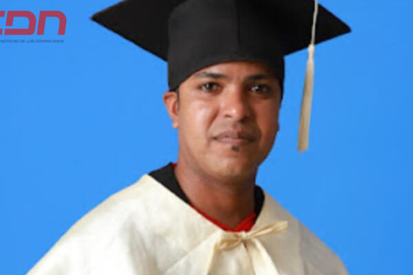 Juan Ramón González, quien se graduó como licenciado en educación, mención sociales. Foto CDN Digital