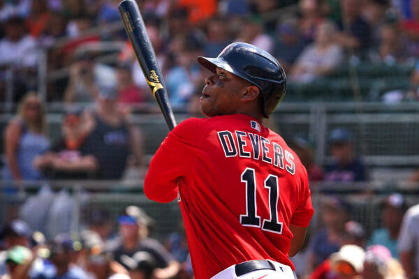 Rafael Devers conectó un jonrón solitario en el segundo inning y luego otro con un compañero en circulación.
