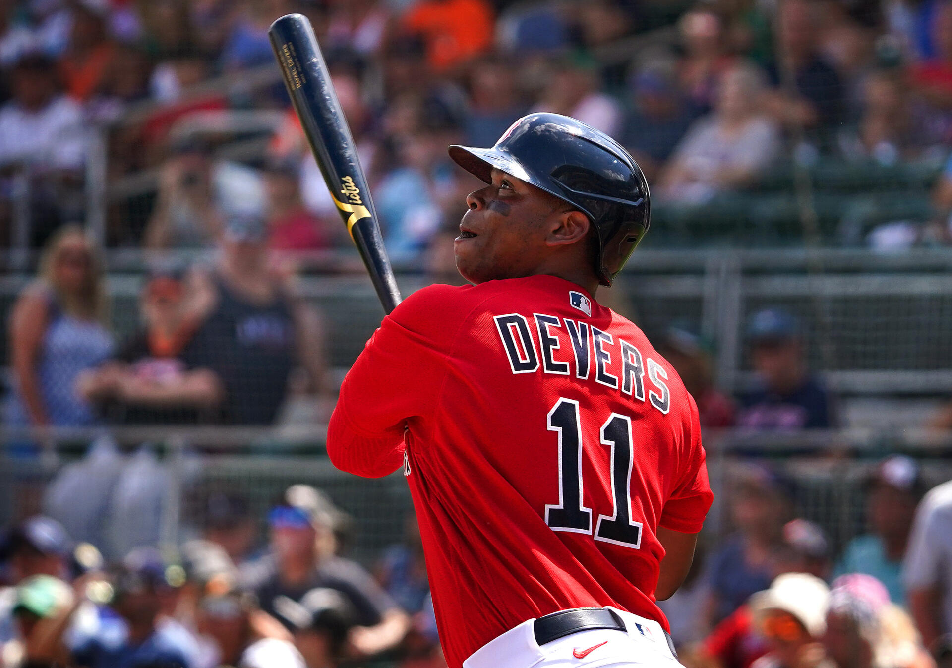 Rafael Devers conectó un jonrón solitario en el segundo inning y luego otro con un compañero en circulación.