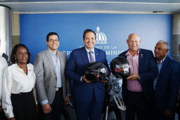 Ministerio de Salud entrega 50 motocicletas y modernos equipos de fumigación a las DPS-DAS. (foto: CDN)