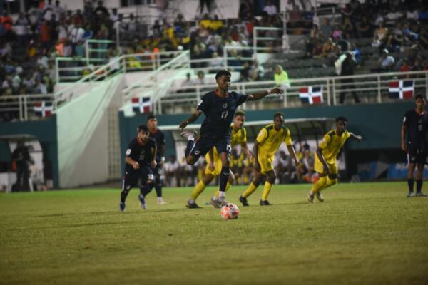 Rafael Mata anotó dos goles y Dorny Romero decoró la goleada con gol de penal y otro al final del partido.