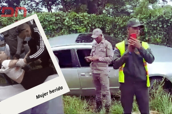 Momento en que mujer que resultó herida, es traslada por personal del 9-1-1. Foto CDN Digital