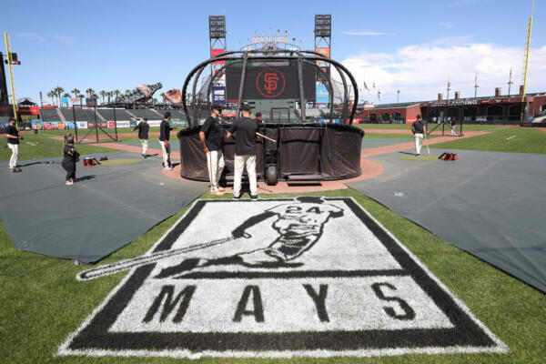 Todo el personal uniformado de los Gigantes llevará el número 24, el número que Mays usó con el club desde 1951 hasta 1972. Mays usó el 14 en sus primeros seis partidos con los Gigantes antes de cambiar al 24