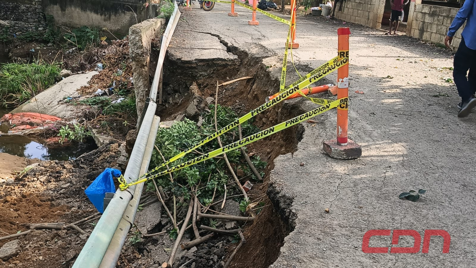 El derrumbe ocurrió en el tramo Santiago-La Vega sobre  la cabeza  del puente. Foto CDN Digital