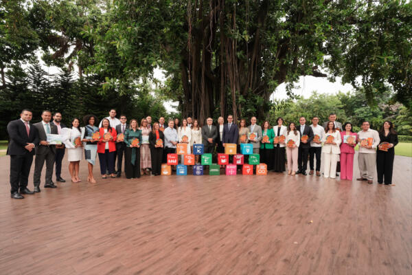 Momento en que ejecutivos de CEPM reciben reconocimiento
Foto: fuente externa