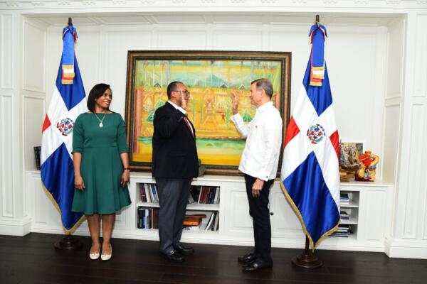 Canciller juramenta al nuevo director general de Pasaportes