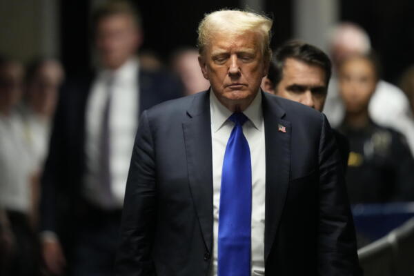 
Fotografía de archivo en donde se ve al expresidente Donald Trump  caminar hacia los  medios de comunicación después de ser declarado culpable de 34 delitos graves de falsificación 
