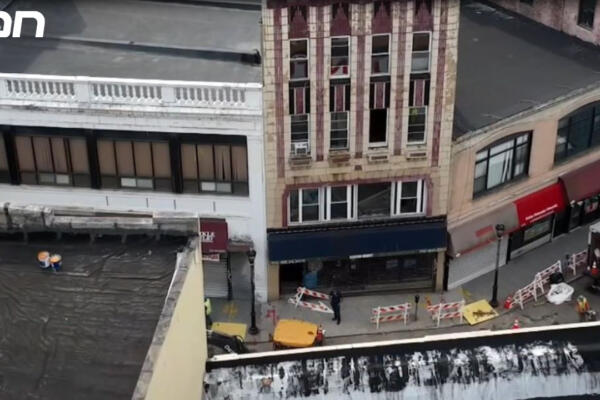 Dos personas atrapadas bajo escombros tras colapso de dos pisos en Nueva York