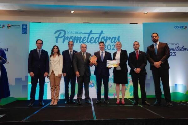 Ejecutivos Banco Popular  recibien reconocimiento
Foto: fuente externa
