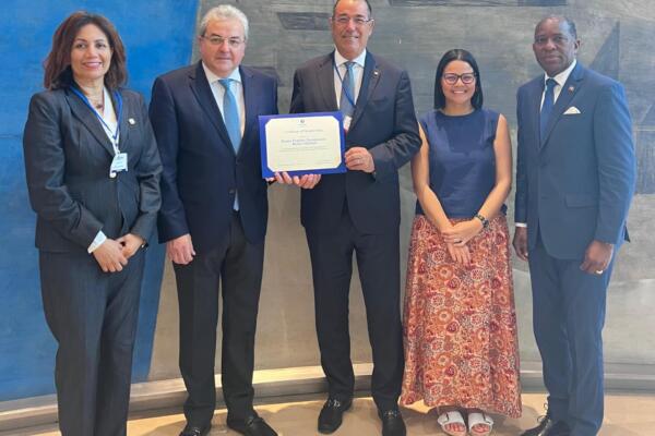 Ejecutivos del Banco Popular reciben certificado de membresia. 
Foto: fuente externa