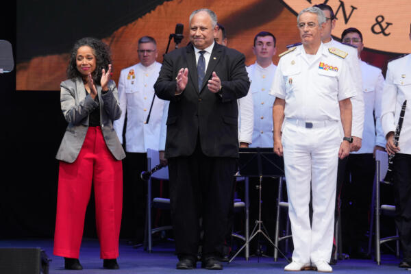 La embajadora de EE.UU en España, Julissa Reynoso (i); el secretario de la Armada de Estados Unidos, Carlos Del Toro (c), y el jefe de Estado Mayor de la Armada Piñeiro Sánchez  (d) durante la fiesta por el 248º aniversario de la independencia de EE.UU. celebrada en la plaza de toros de las Ventas, este viernes. EFE/ Borja Sánchez-trillo