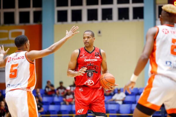Este lunes, el club San Carlos, casa de Leones de Santo Domingo, será la sede de los entrenamientos del equipo escarlata.